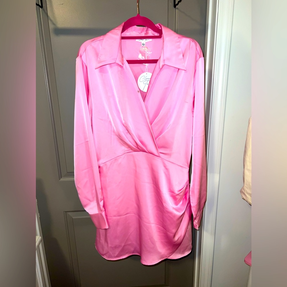 Light pink Satin dress. New with tag. Size Large. Fits true to size.